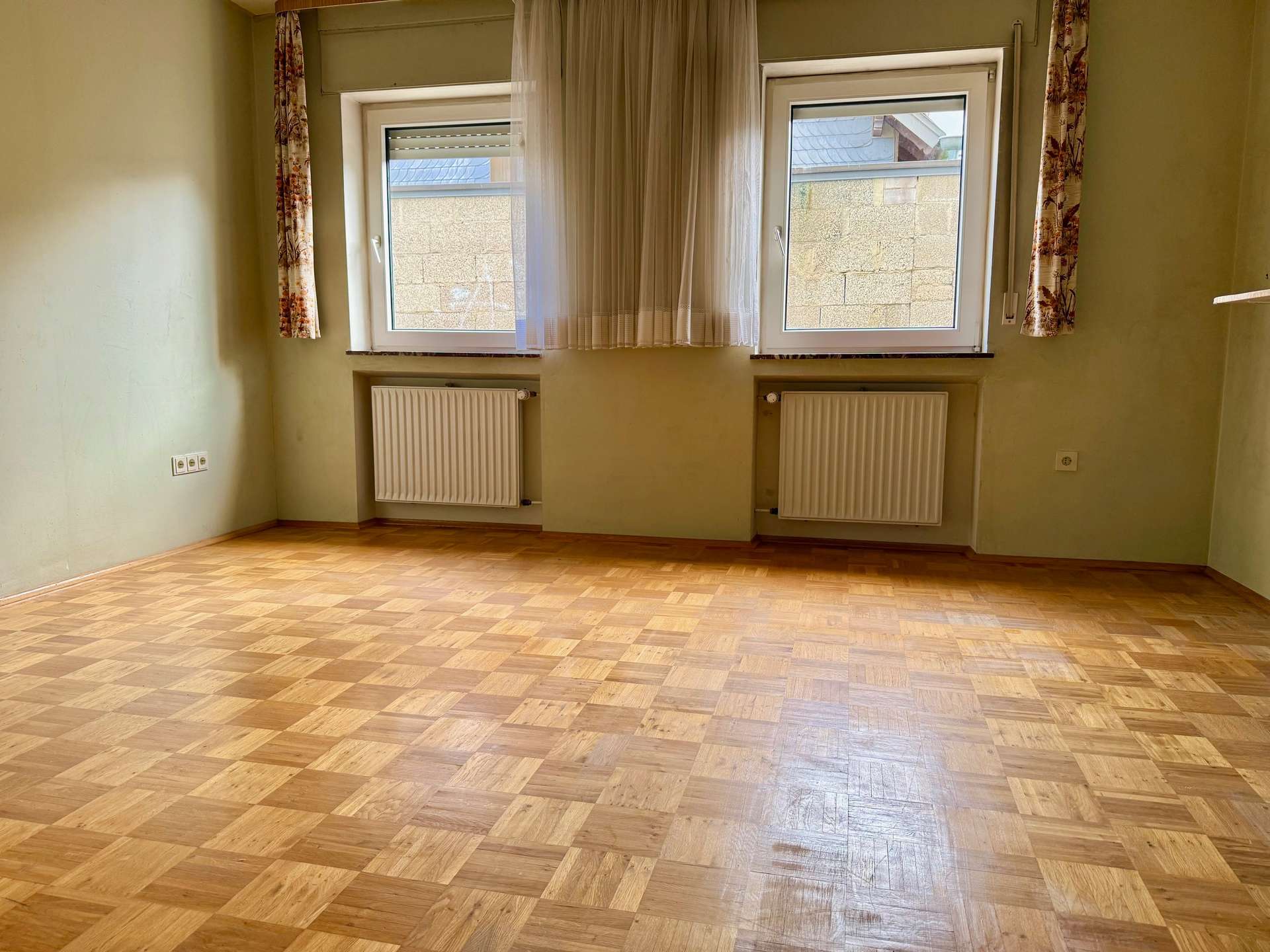 TOP LAGE, VIEL PLATZ, 2 GARAGEN, WINTERGARTEN UND PV-ANLAGE !!!